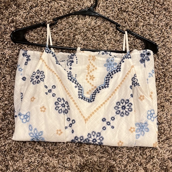 Cute white cami, boutique find, size small - Picture 3 of 4